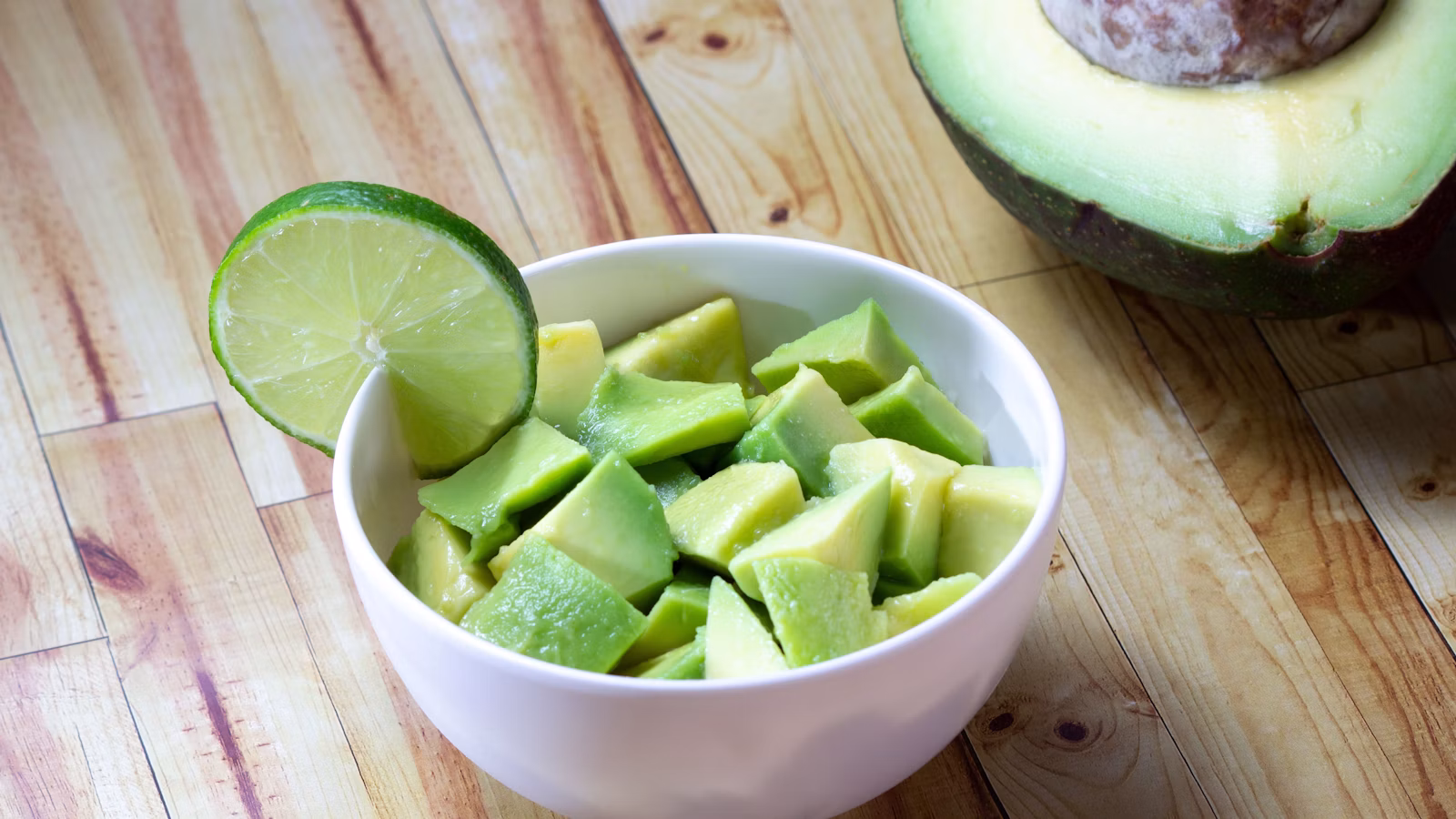 Aguacate cortado en un tazón