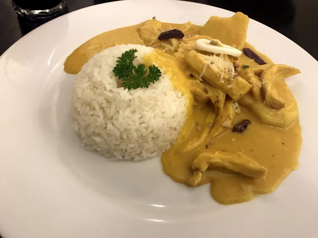 Ají de gallina servido en restaurante de Cusco con arroz