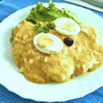 Ají de gallina peruano servido con arroz y papa