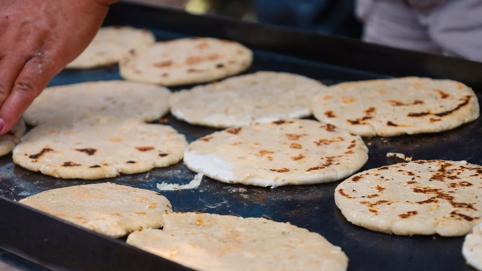 Arepas de maíz listas para servir con acompañamientos