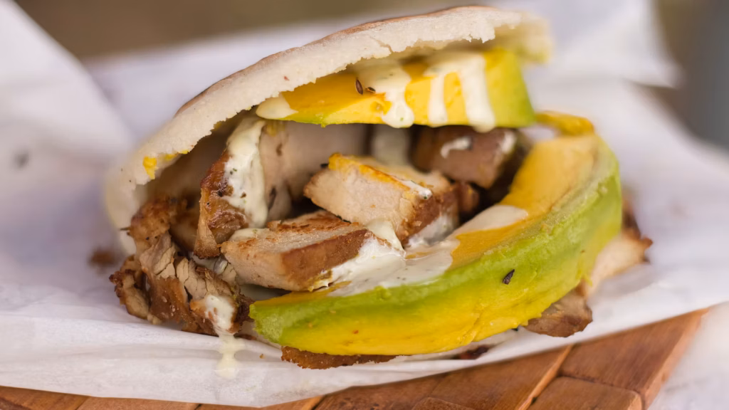 Arepas venezolanas doradas servidas en un plato