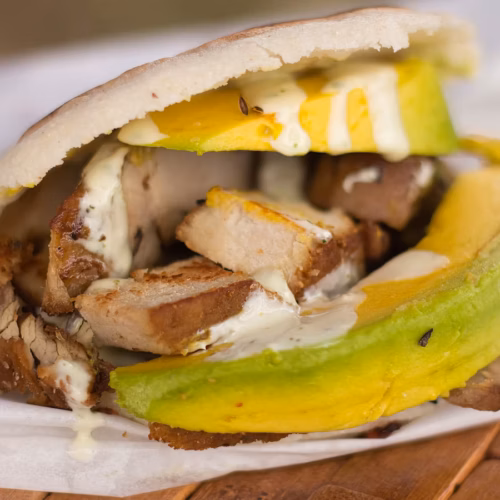 Arepas venezolanas doradas servidas en un plato