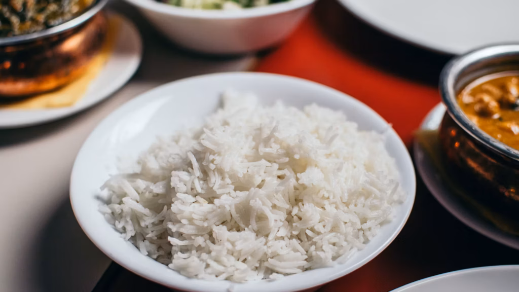 Arroz blanco suelto servido en un tazón