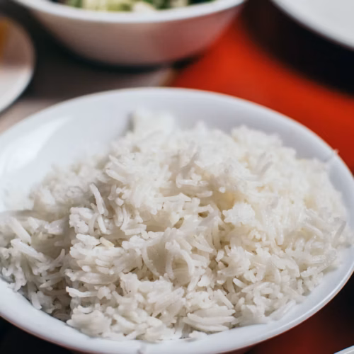 Arroz blanco suelto servido en un tazón
