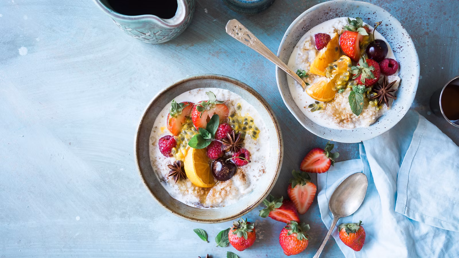 Desayunos saludables: tazón de avena con fruta y yogur