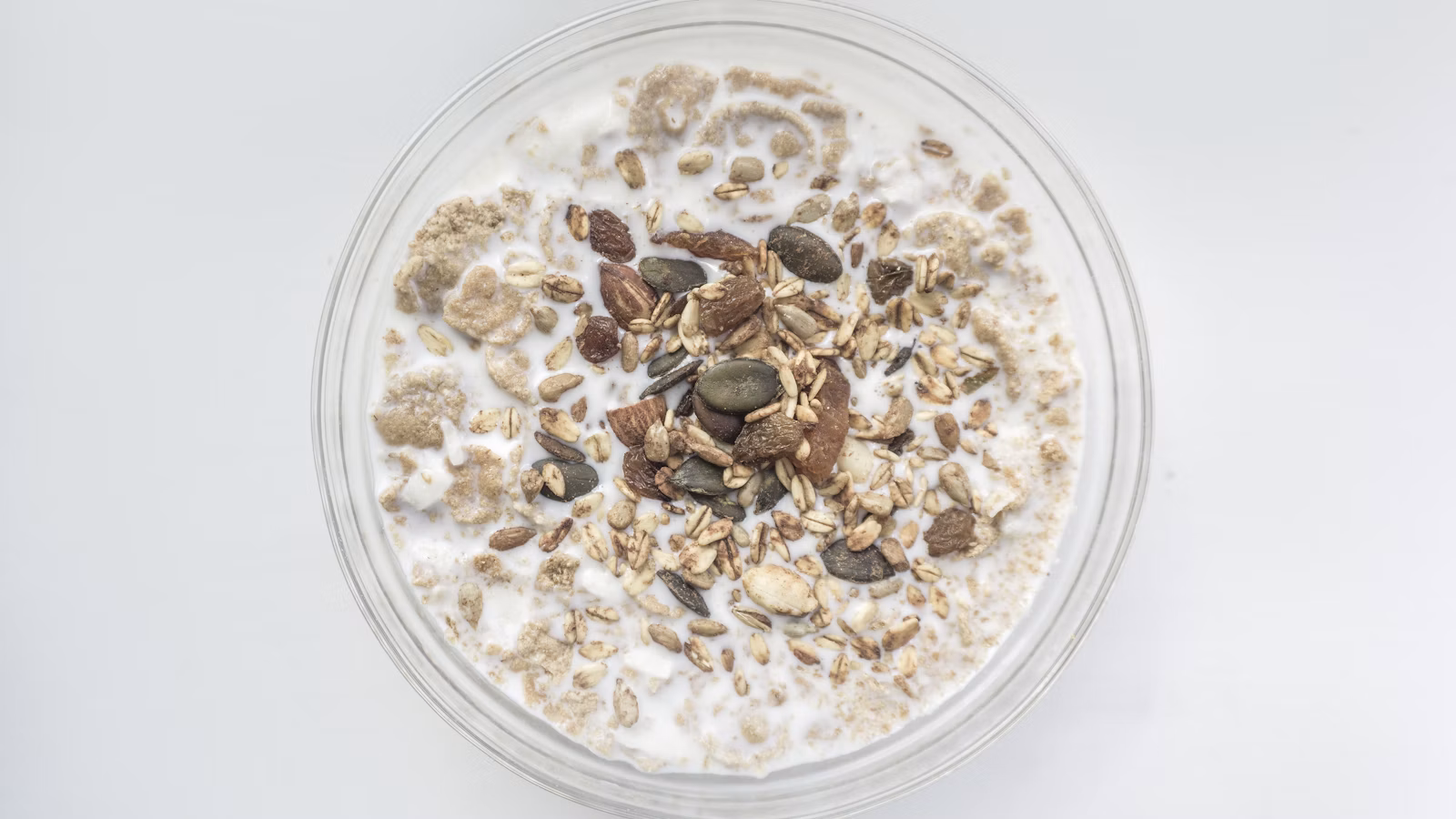 Tazón de avena servido para desayunar