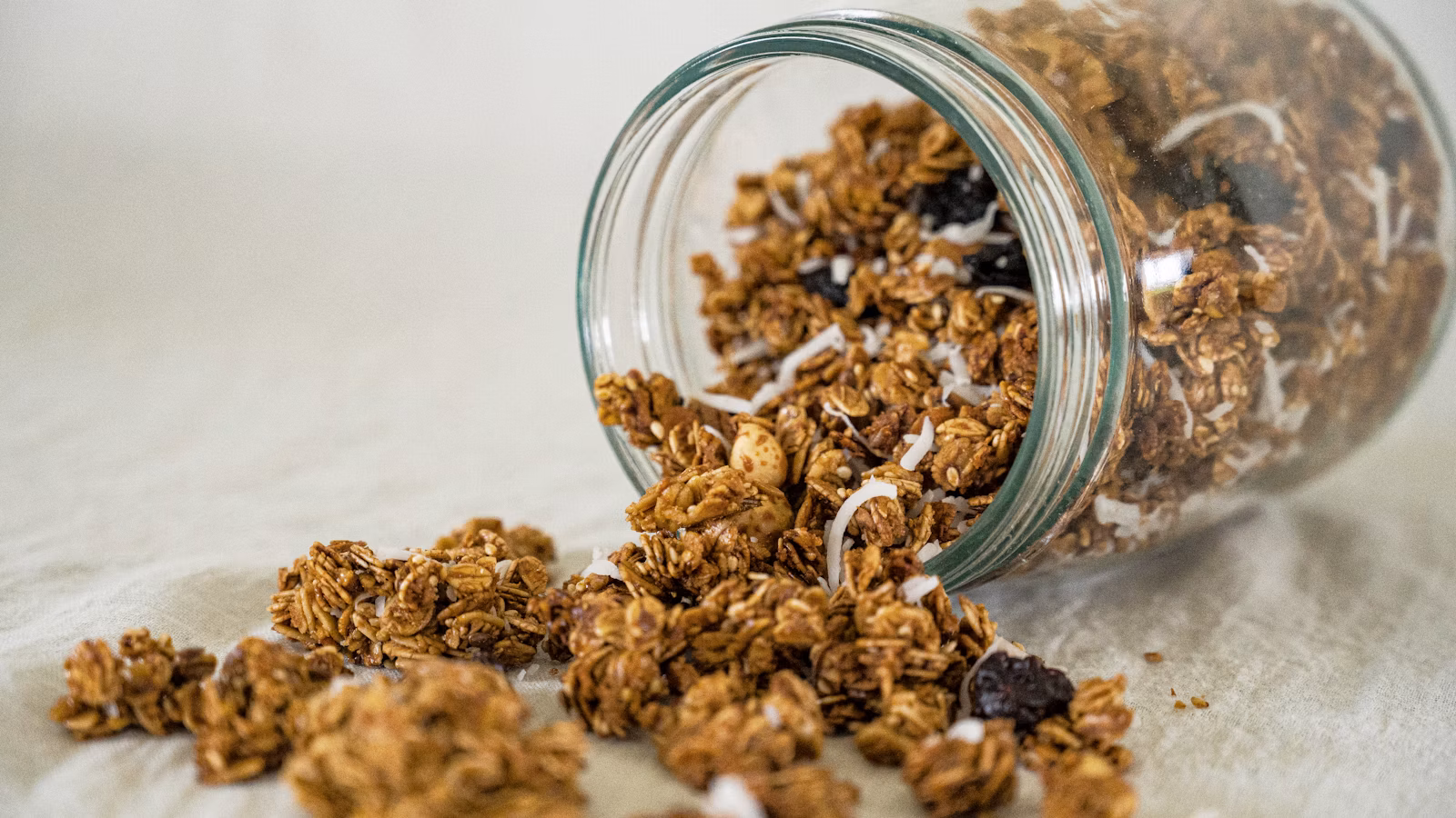 Avena y granola con frutos secos para el desayuno