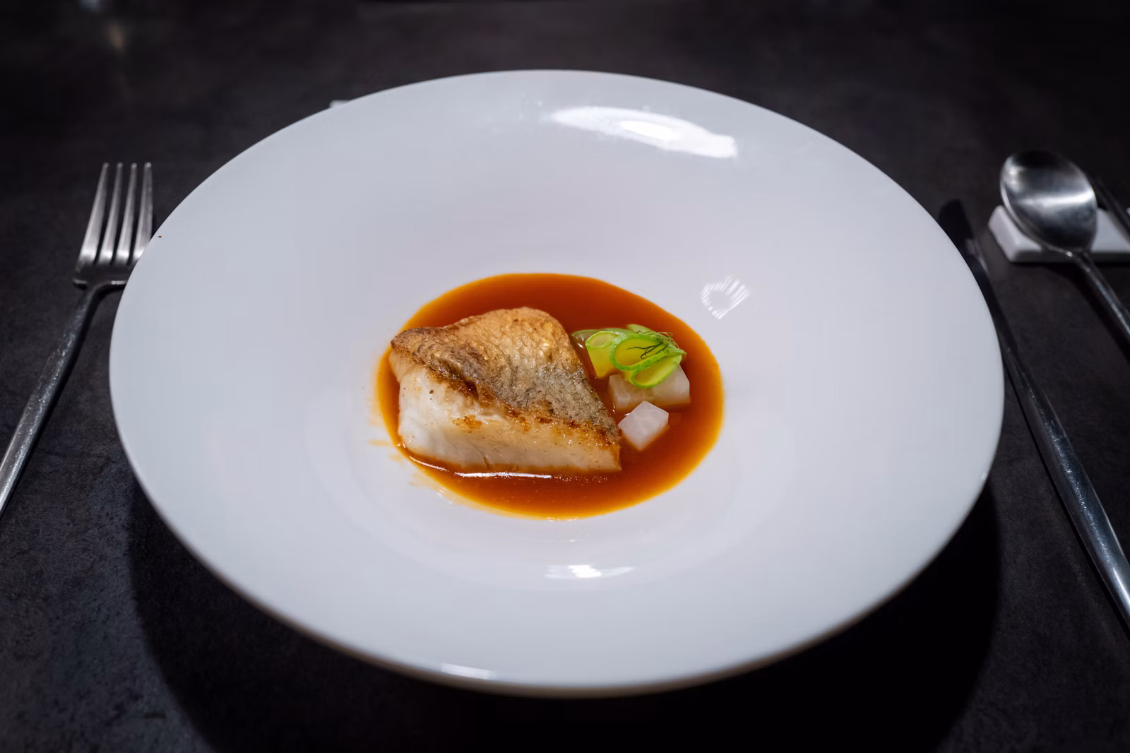 Bacalao jugoso con salsa de tomate