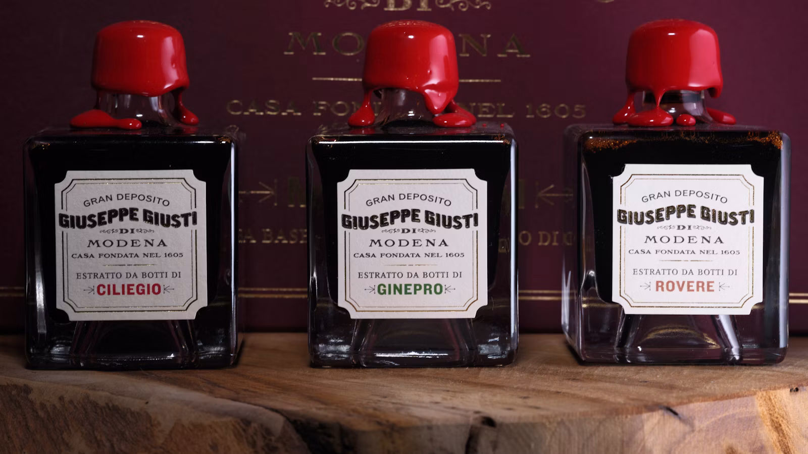 Tres botellas pequeñas de balsámico con etiquetas diferentes