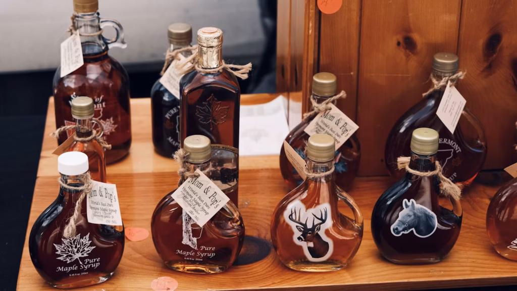Botellas de jarabe puro de arce sobre una mesa