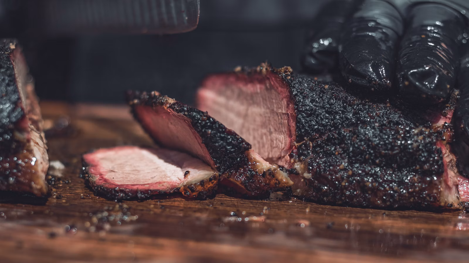 Brisket cortado sobre tabla de madera