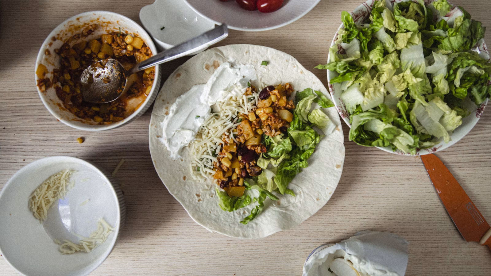 Burrito abierto con arroz y frijoles