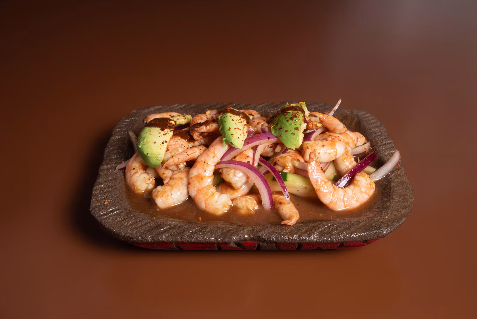 Camarones cocinados con cebolla y verduras