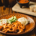 Camarones servidos con salsa roja picante