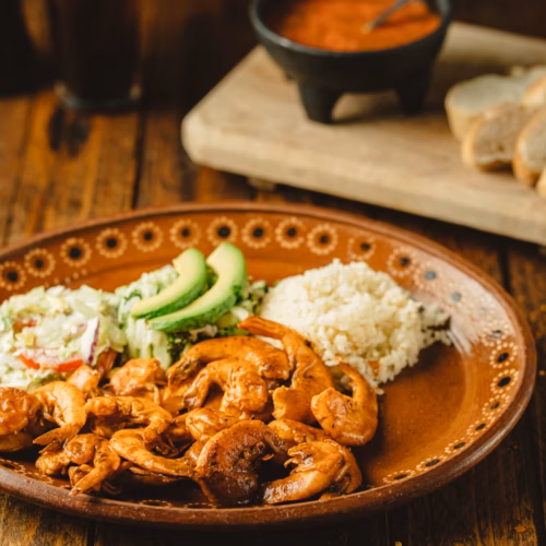 Camarones servidos con salsa roja picante