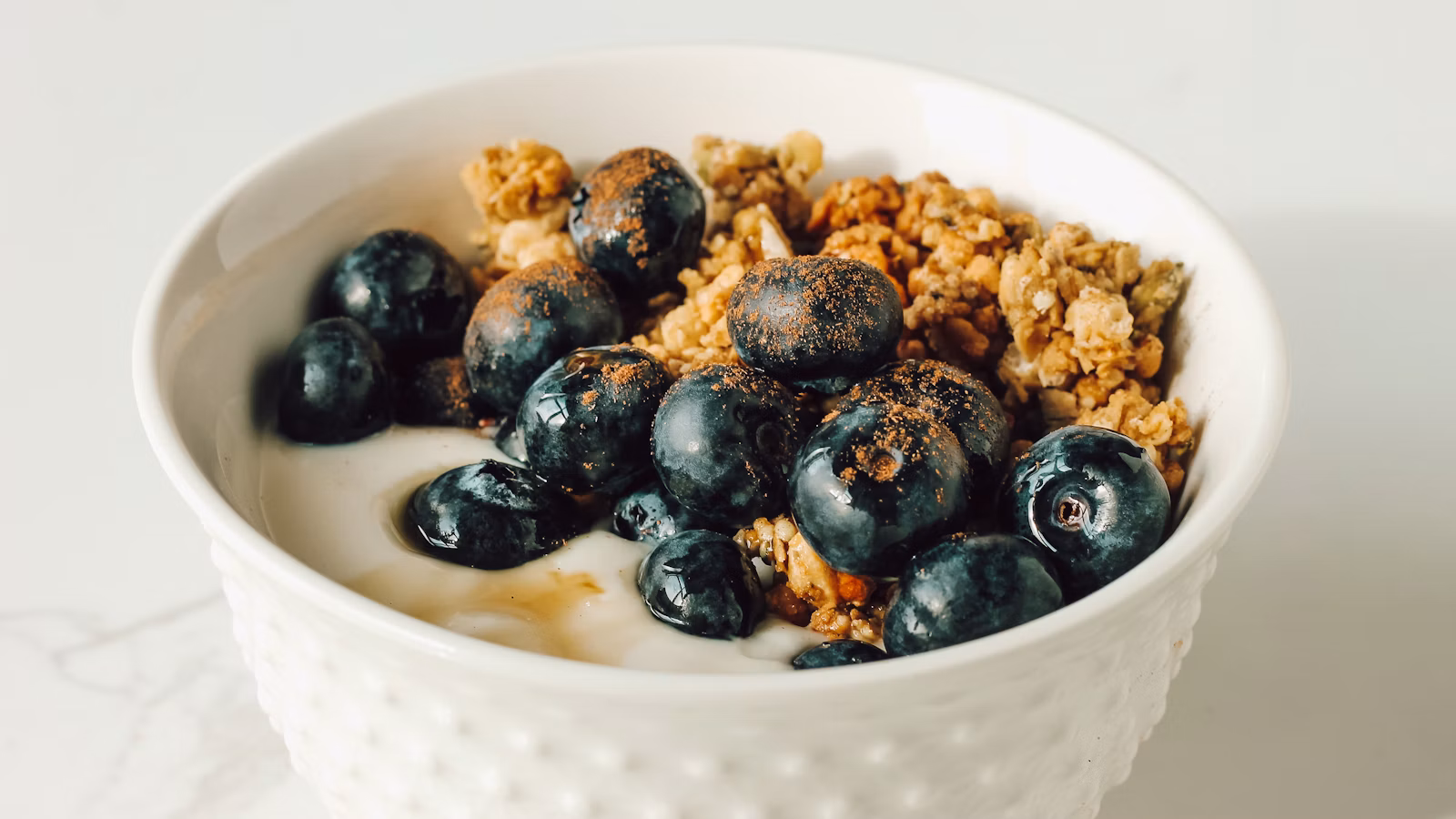 Tazón de cereales con arándanos y granola
