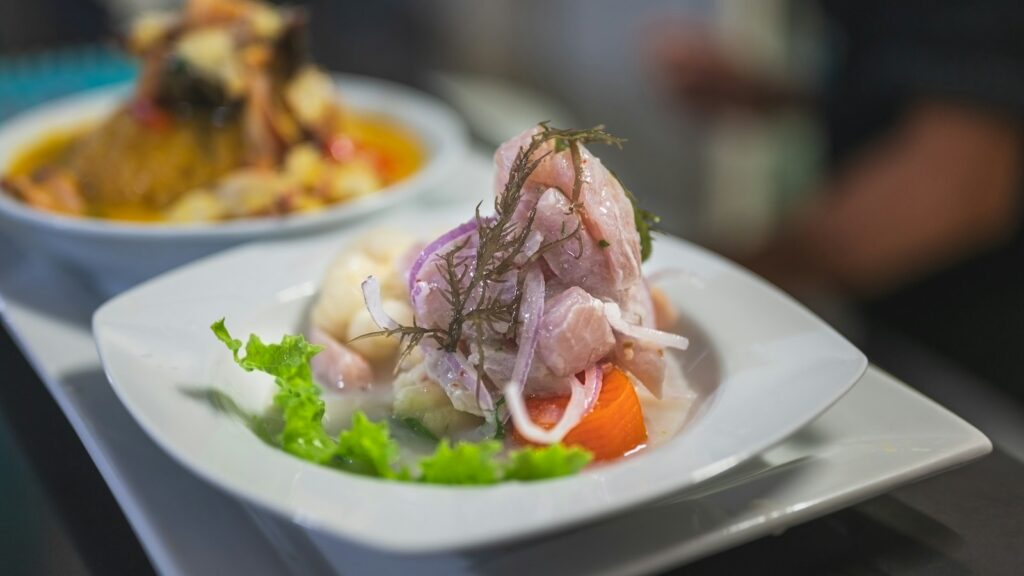 Plato de ceviche peruano con pescado y cebolla morada