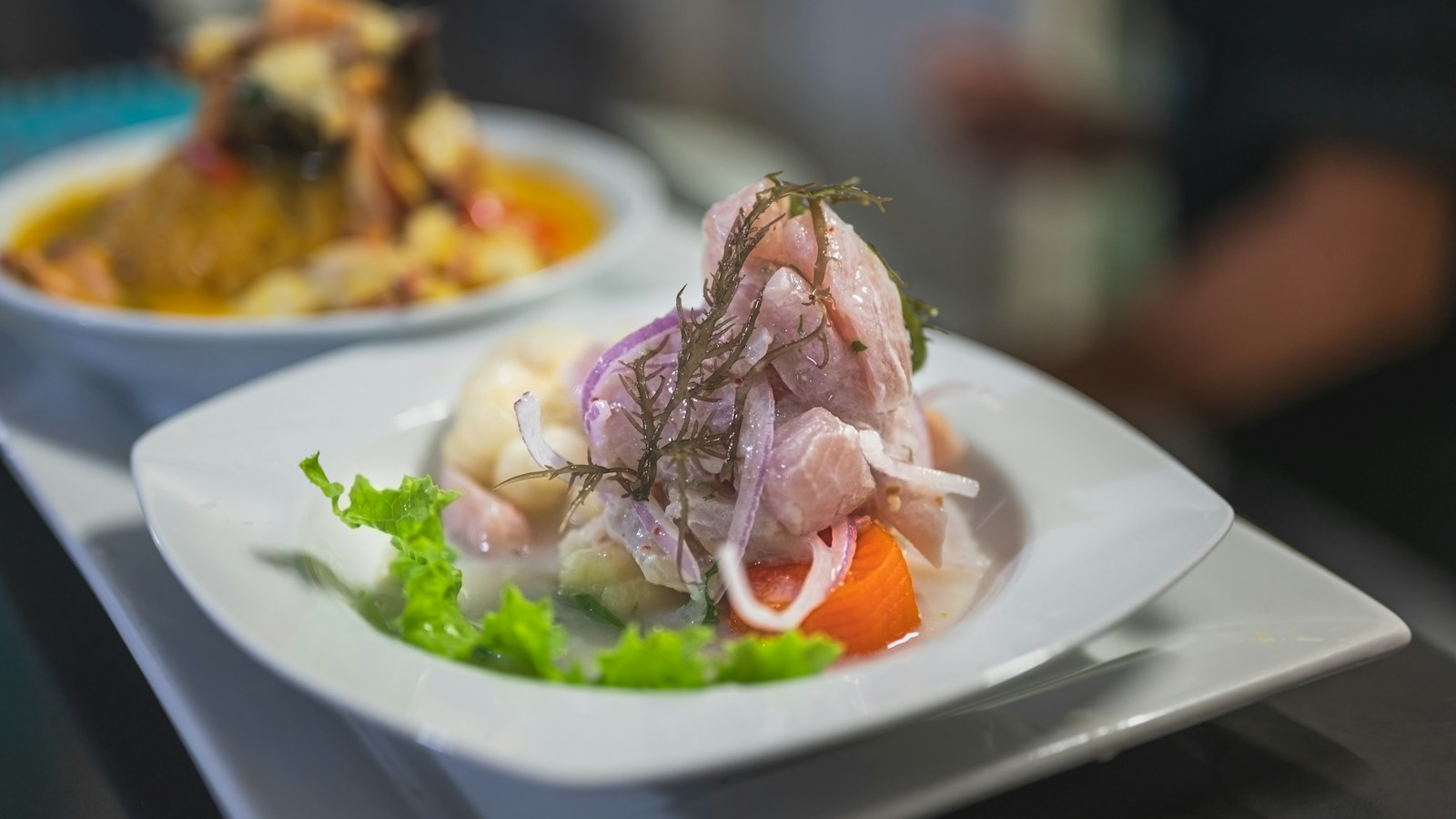 Plato de ceviche peruano con pescado y cebolla morada