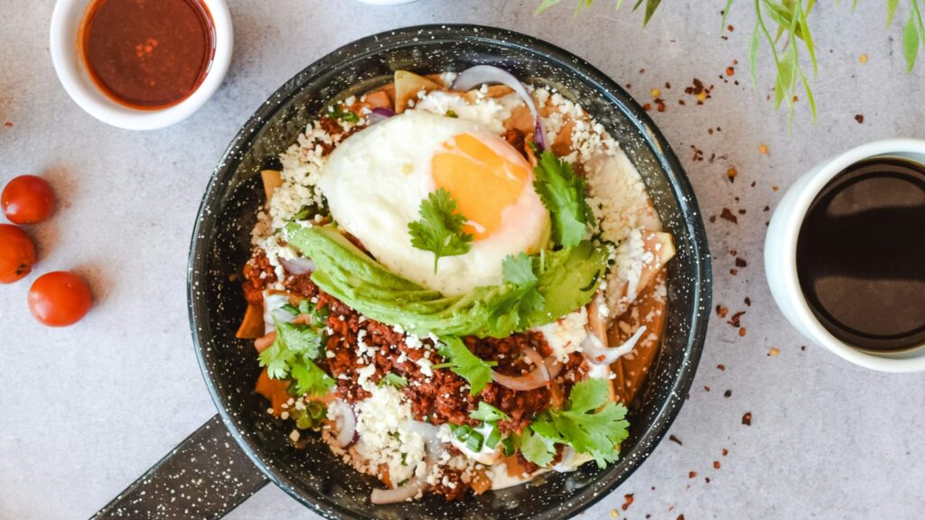 Chilaquiles rojos servidos en sartén