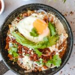 Chilaquiles rojos servidos en sartén