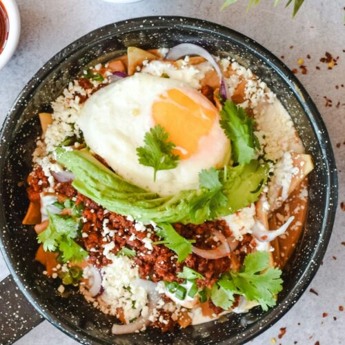 Chilaquiles rojos servidos en sartén