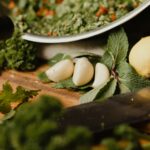 Chimichurri casero con perejil, ajo y chile en bol