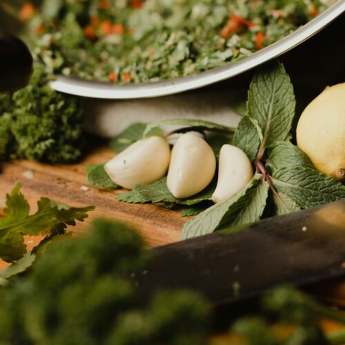 Chimichurri casero con perejil, ajo y chile en bol