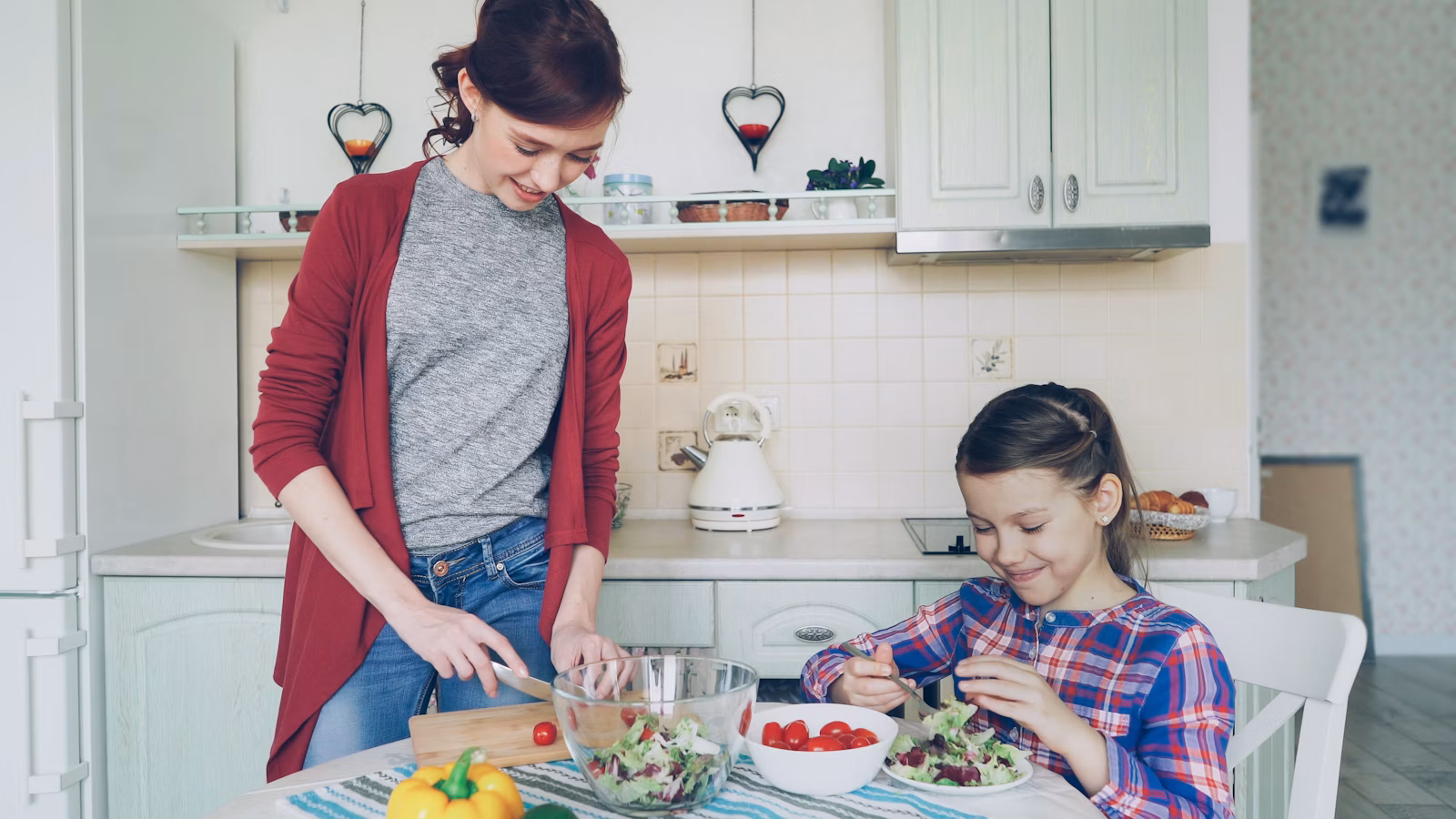 Cocina en familia con verduras frescas