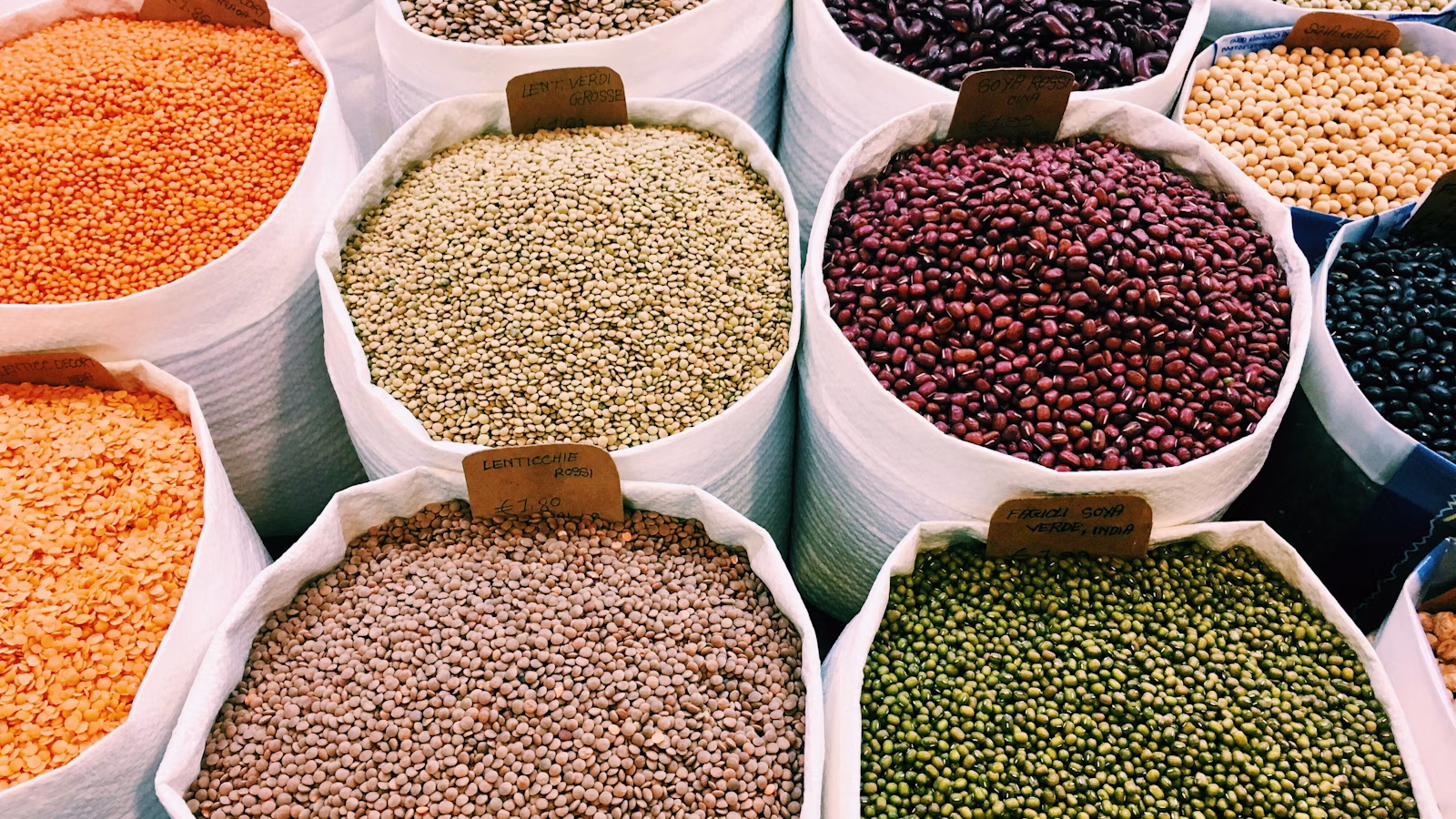 Recipientes con una comida vegetal