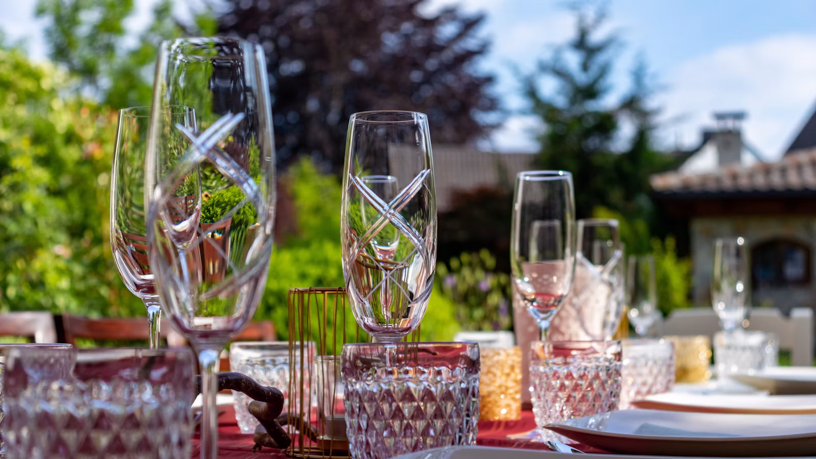 Copas de flauta vacías en una mesa puesta al aire libre
