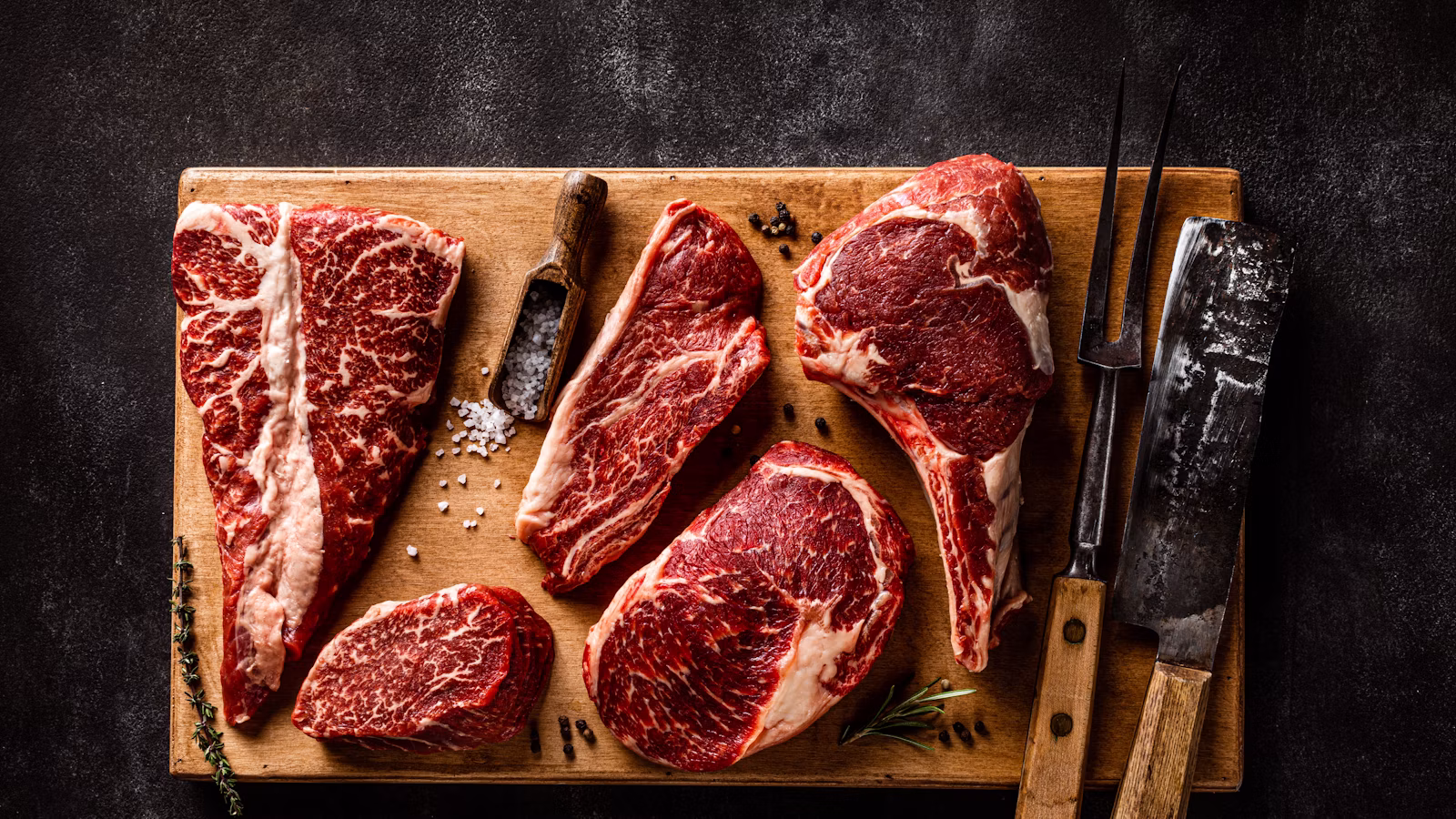 Cortes de carne cruda sobre una tabla