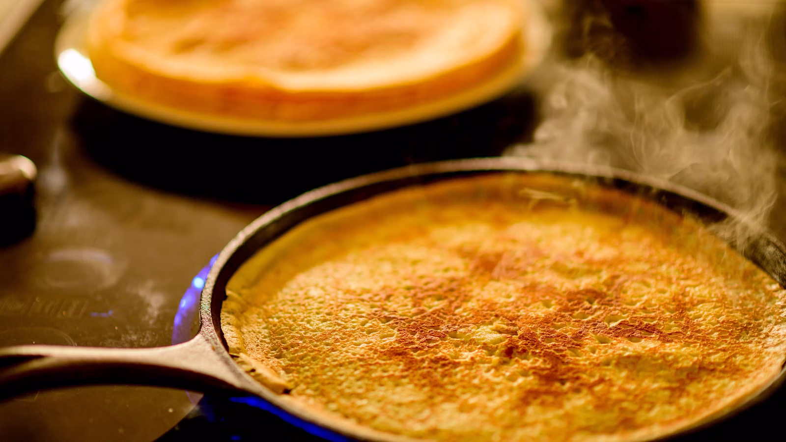Crepas delgadas para montar un pastel de crepas