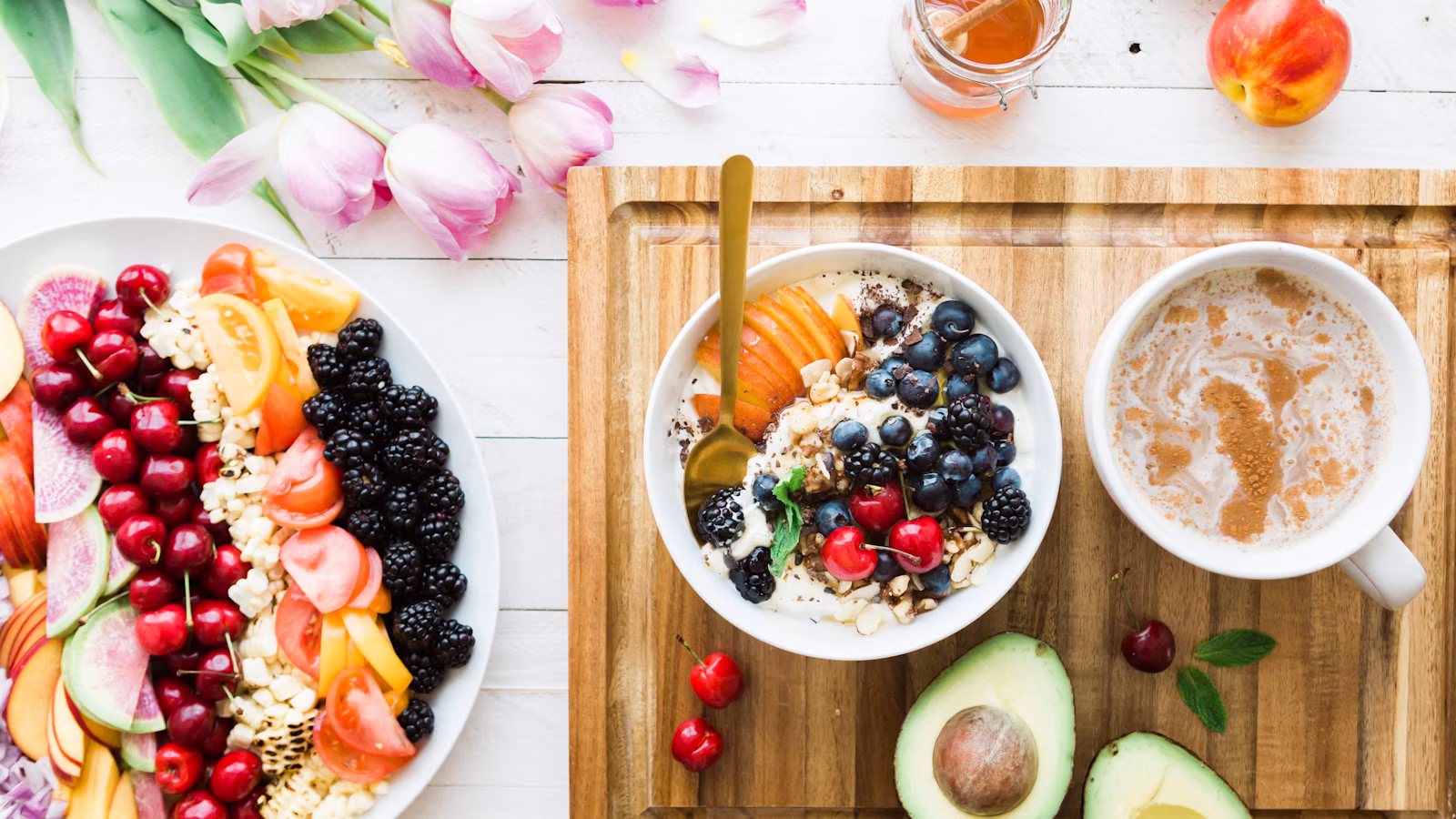 Desayuno con fruta fresca y alimentos variados