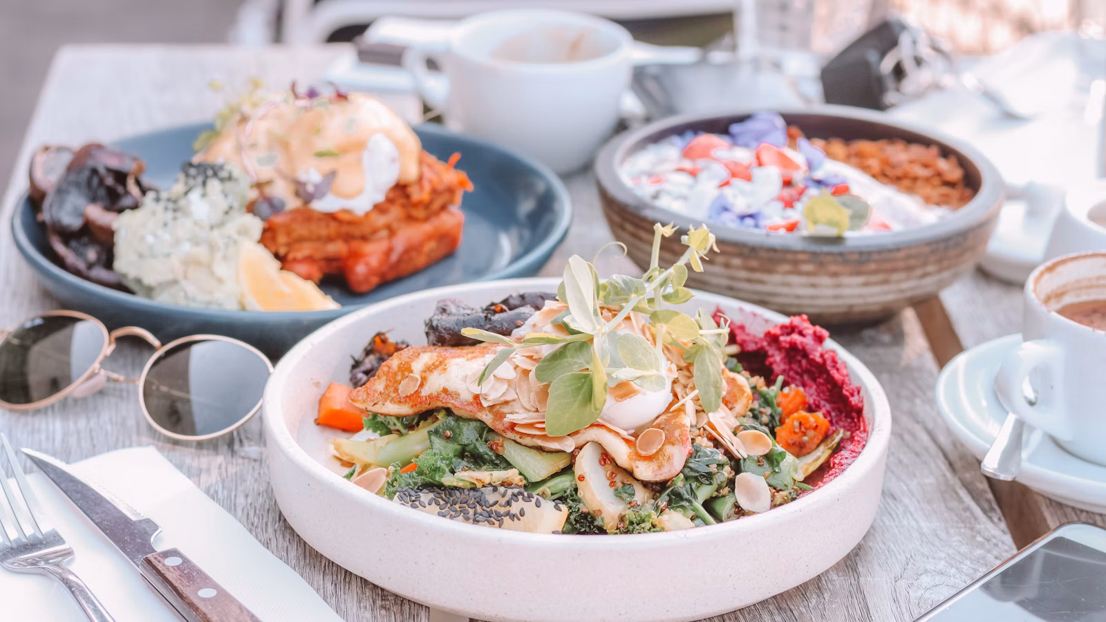 Desayuno con huevo y alimentos frescos