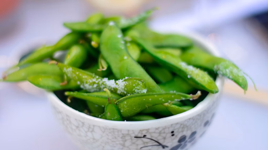 Edamame cocido en un tazon