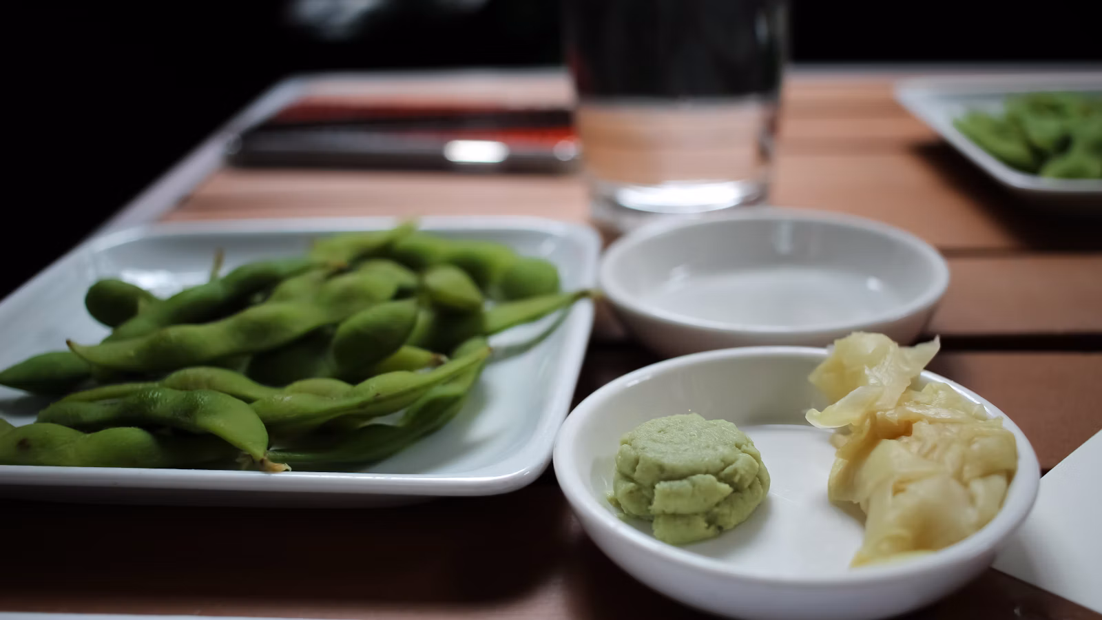 Edamame servido en una mesa de cocina