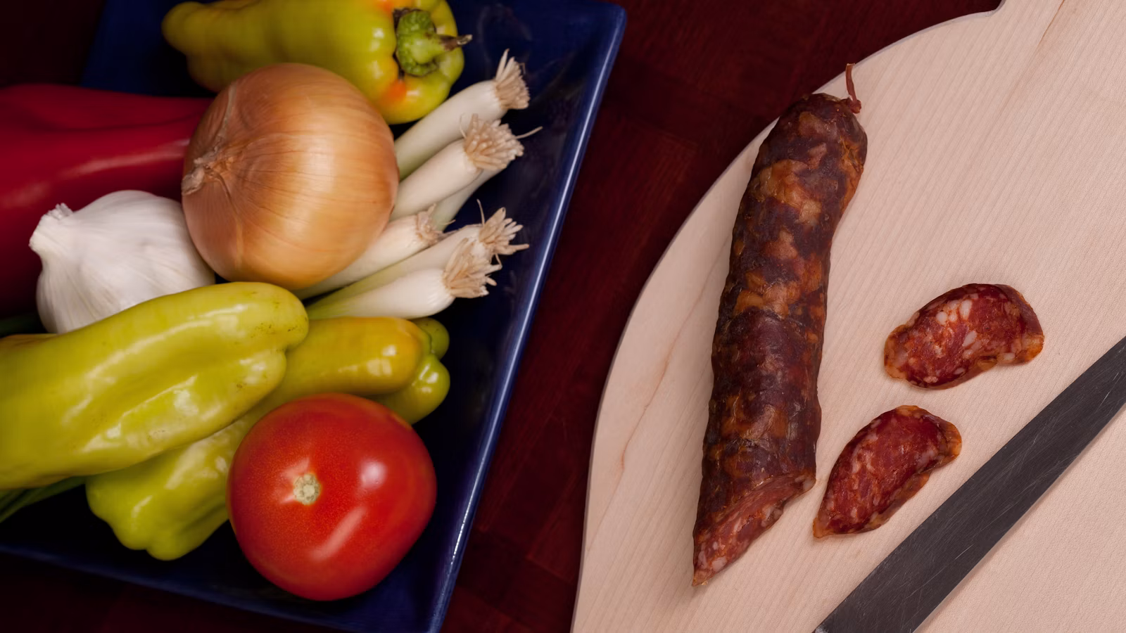 Embutidos cocidos con verduras en un plato