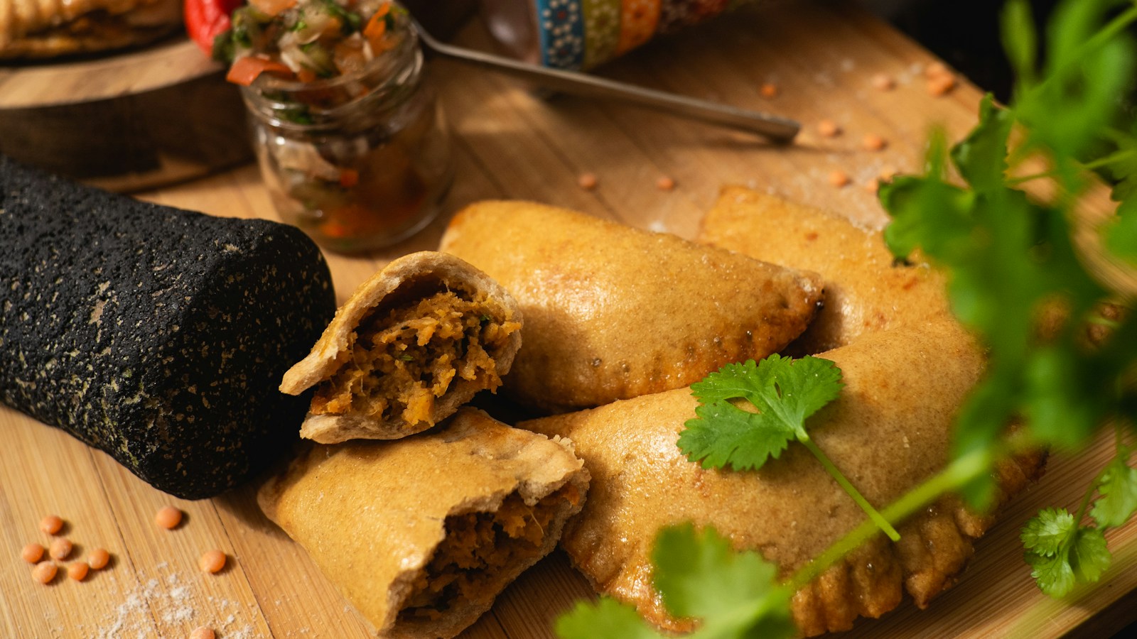 Empanadas de carne sobre una tabla