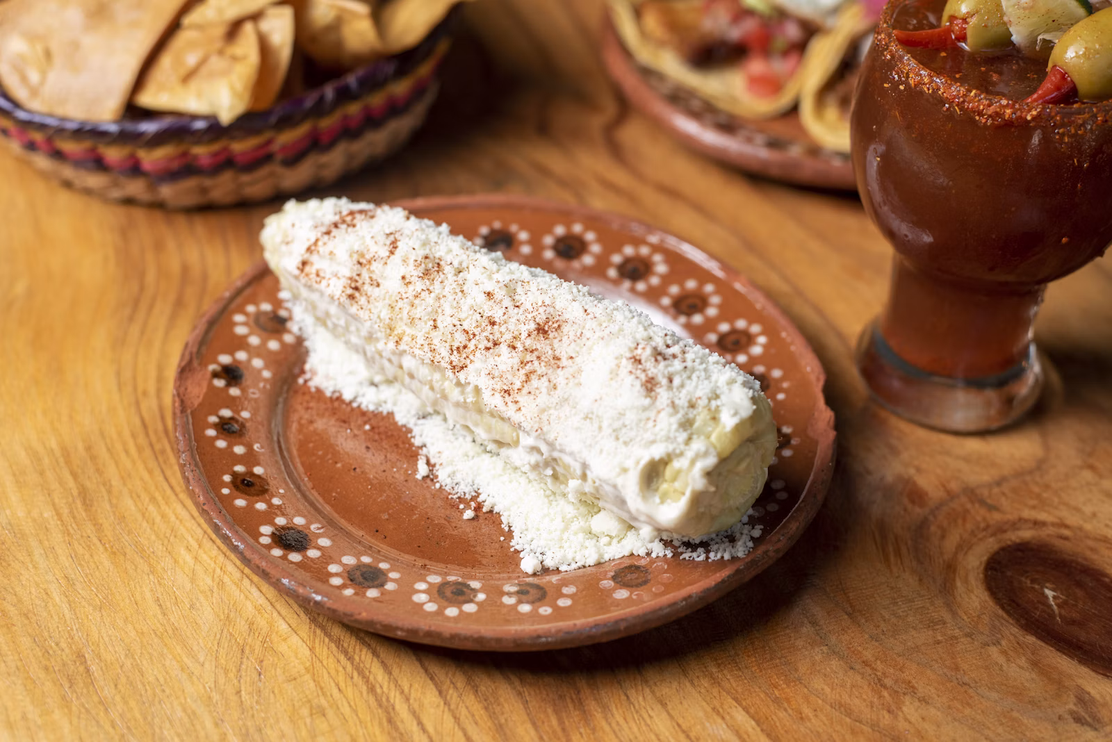 Enchiladas potosinas doradas acompañadas con queso y crema