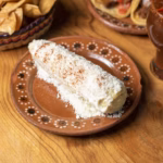 Plato de enchiladas potosinas servido en una mesa mexicana