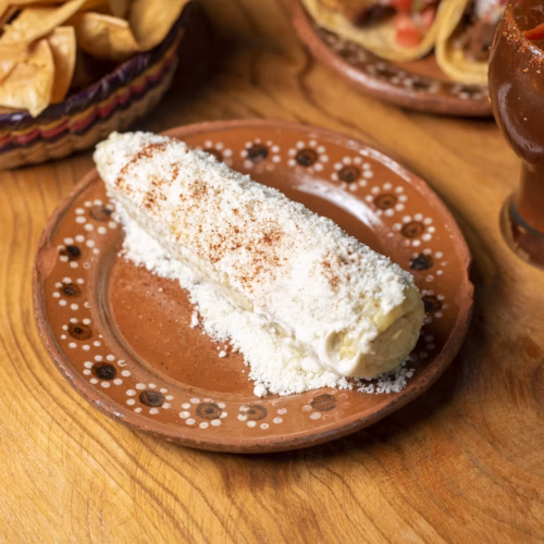 Plato de enchiladas potosinas servido en una mesa mexicana