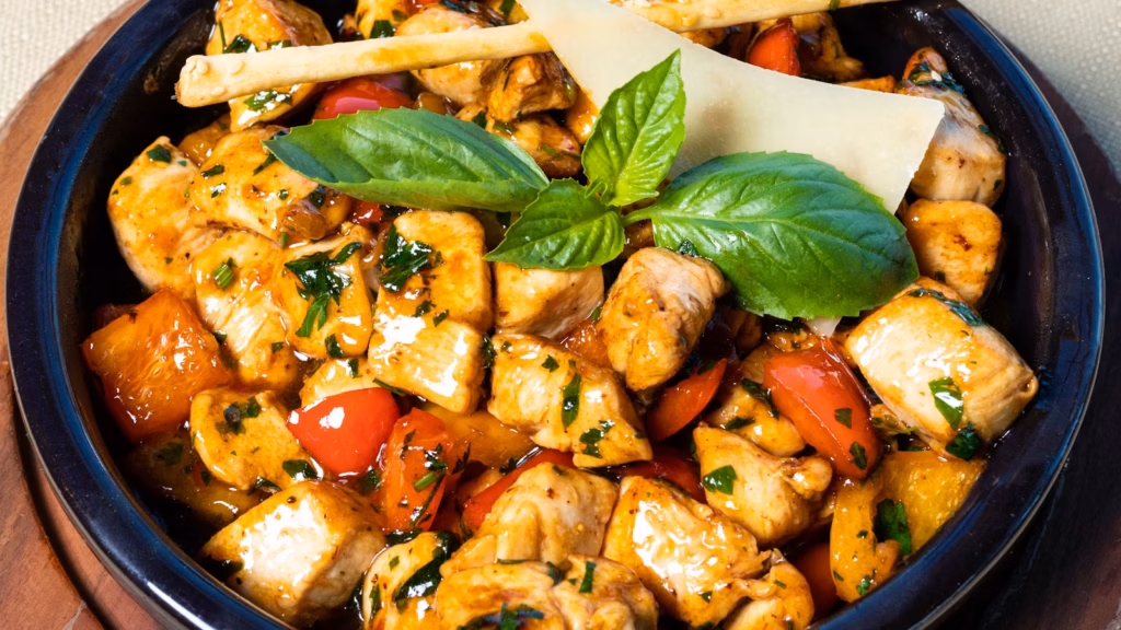 Ensalada de pollo con tomate en un plato