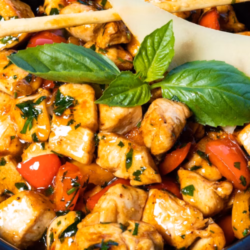 Ensalada de pollo con tomate en un plato