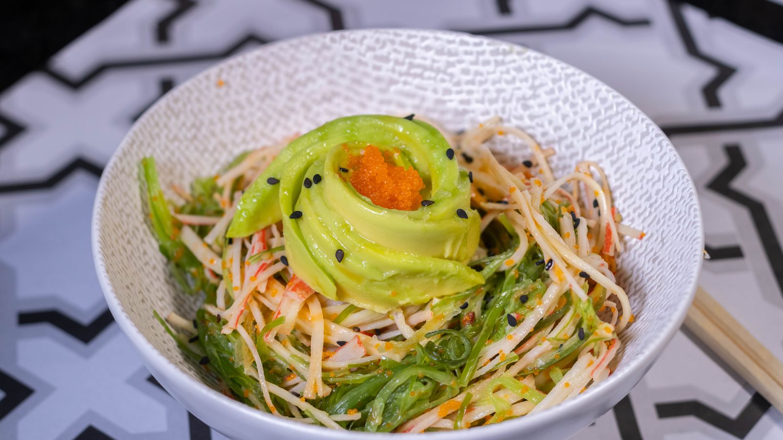 Ensalada con surimi, aguacate y algas