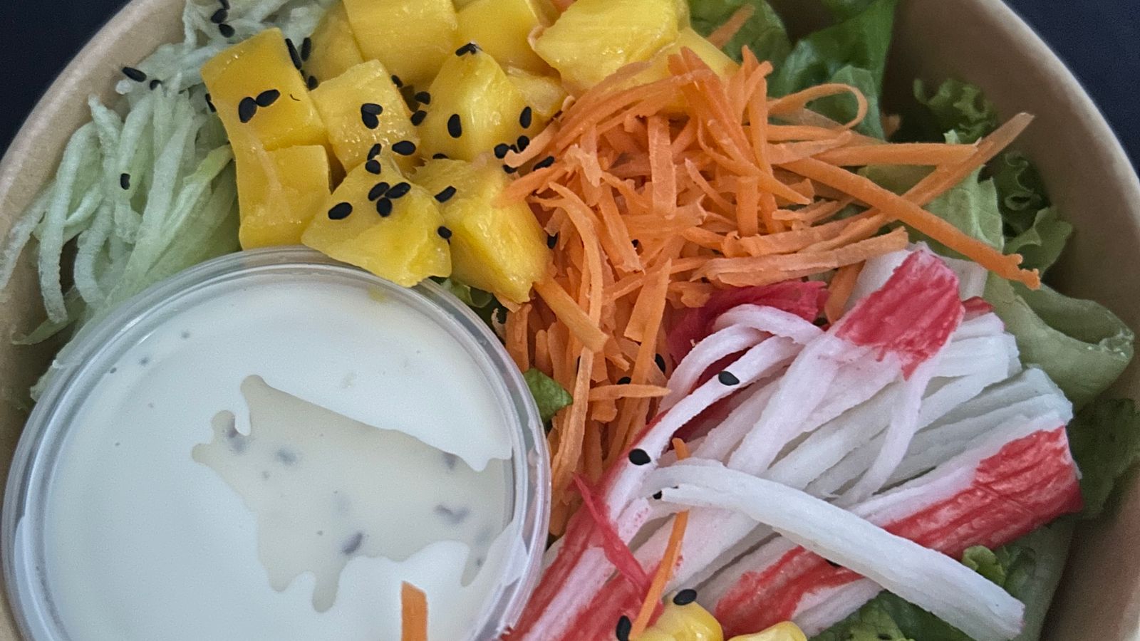Tiras de surimi en una ensalada con mango y verduras