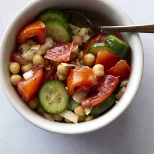 Ensalada de garbanzos con tomate y pepino en un bol