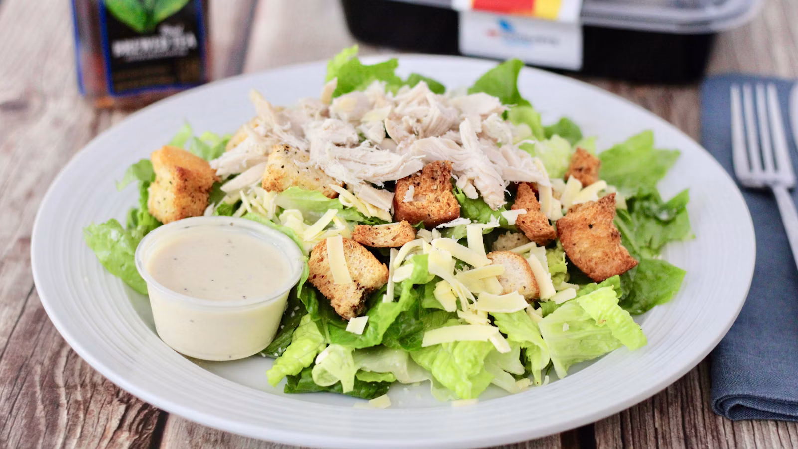 Ensalada de pollo servida con vegetales frescos