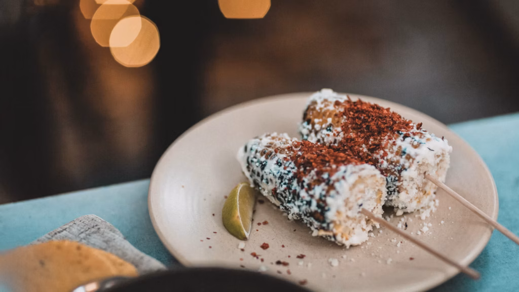 Esquites mexicanos con queso y chile
