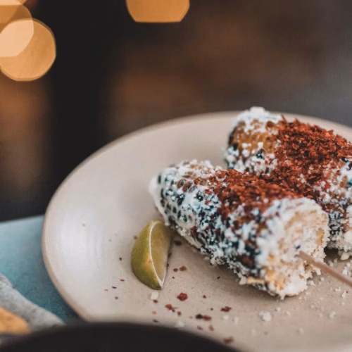 Esquites mexicanos con queso y chile