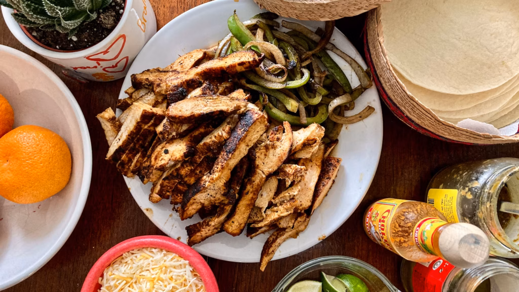 Fajitas de pollo con pimientos y tortillas